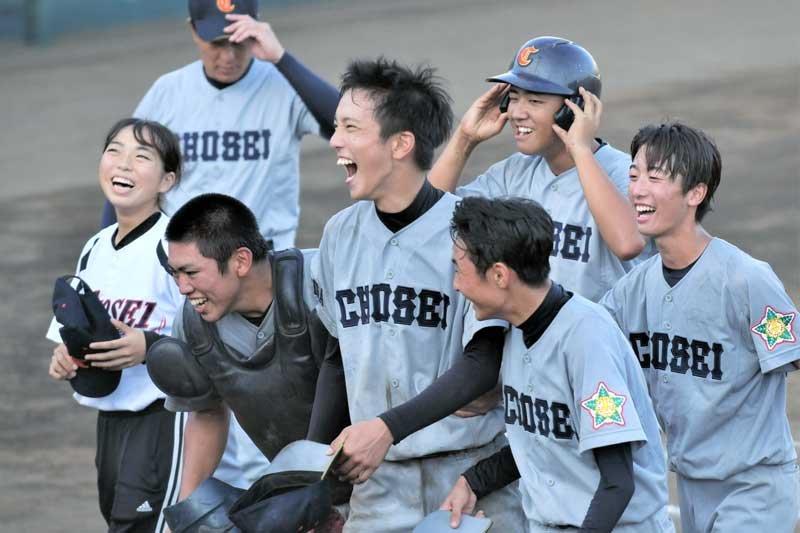 千葉日大一に勝利し、笑顔の長生ナイン。中央は１失点完投の田村＝袖ケ浦市営