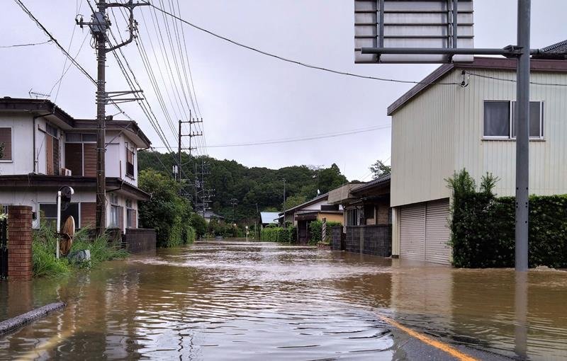 台風１３号の大雨で水に漬かった長柄町針ケ谷地区の県道＝８日午後１時５分ごろ
