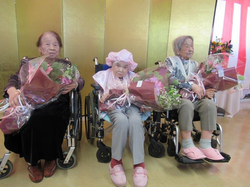 祝い状などを受けた（左から）松丸さん、中道さん、浅野さん＝１８日、市川市
