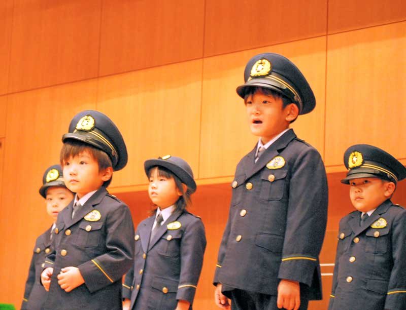 交通安全宣言を行った山王幼稚園の園児＝１９日、千葉市稲毛区