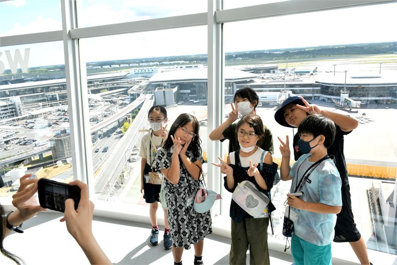 ランプタワー見学　成田空港　小学生２０人　高層から航空機眺める