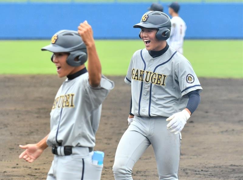 千葉学芸－千葉敬愛　１０回表千葉学芸１死一、二塁、勝ち越しの適時打を放ち喜ぶ清水（右）＝県総合ＳＣ
