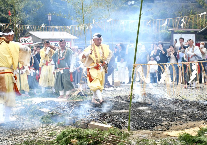 火渡り修行で先陣を切る成田山新勝寺の山伏＝２４日、成田市