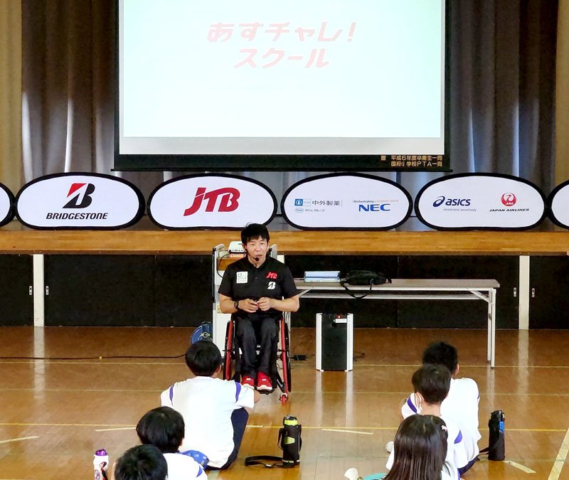 出前授業を行う永尾さん＝市原市の国府小