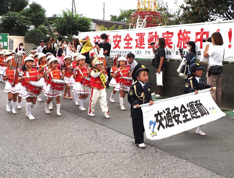 交通安全パレードをする大佐和幼稚園の園児＝２９日、富津市
