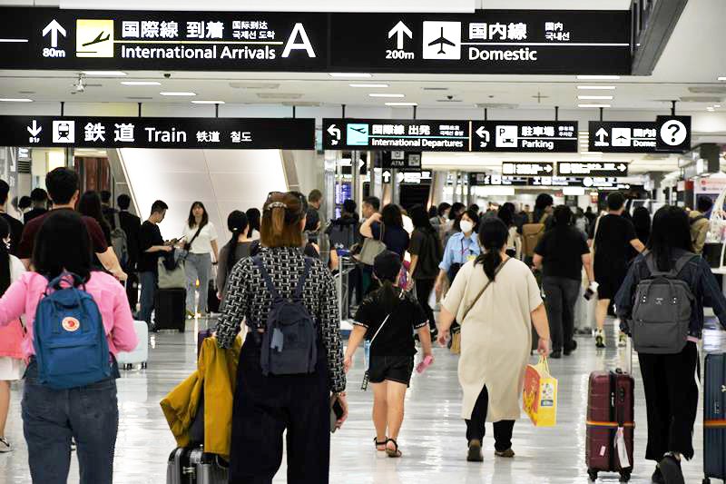 中国で国慶節の大型連休が始まった２９日、訪日客でにぎわった成田空港