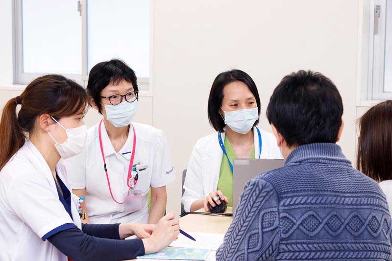 千葉大病院に開設したプレコンセプションケア外来でカウンセリングを行う様子（同病院提供、画像一部加工）