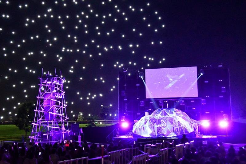 初披露された「ｅｎ　Ｌｉｖｅ　Ａｒｔ　Ｐｅｒｆｏｒｍａｎｃｅ」。５００台のドローンが打ち上げ花火の火の粉のように舞い降りた＝３０日、市原市
