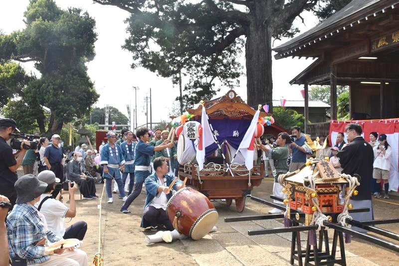 住民らが見守る中、おはやしを演奏する芸能団体＝１日、旭市
