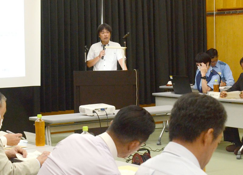 兄を亡くした事件や犯罪被害者支援について講演する伊東弁護士＝山武署