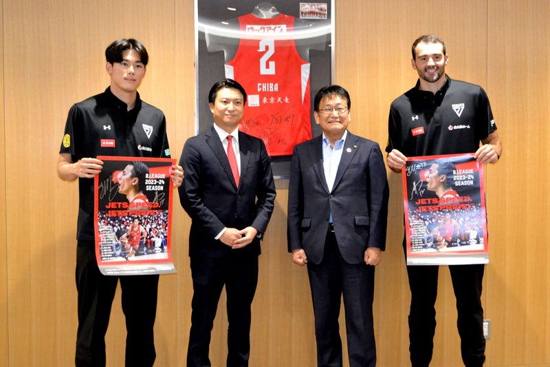 新シーズンへの決意を語った金近選手（左）とムーニー選手（右）ら＝５日、千葉市役所