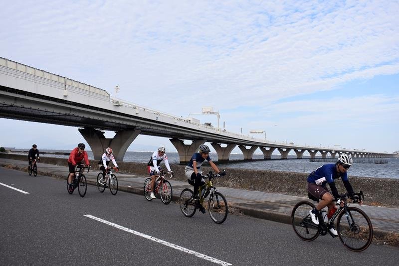 頭上はアクアライン　東京湾アクアラインの橋桁の下を駆け抜ける参加者＝木更津市
