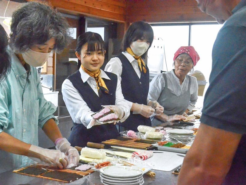 東金商業高の生徒がガイドとなったバスツアーの中で行われた「よもぎかん」での太巻きずし作り体験。サンブスギを使って箸も作った＝山武市