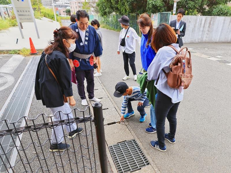 道路の傷みなどを調べる参加者＝千葉市稲毛区
