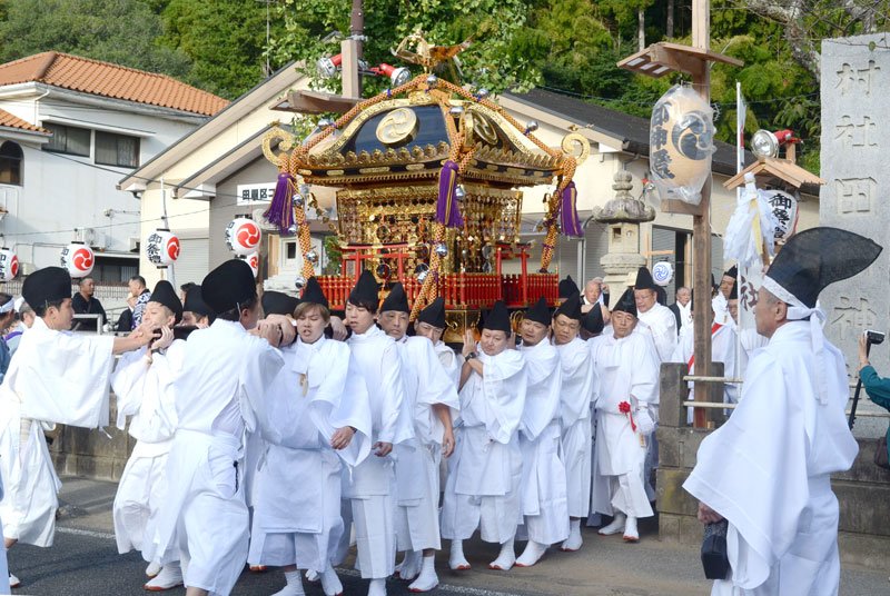 田間神社を出発する大みこし＝８日午前７時ごろ、東金市
