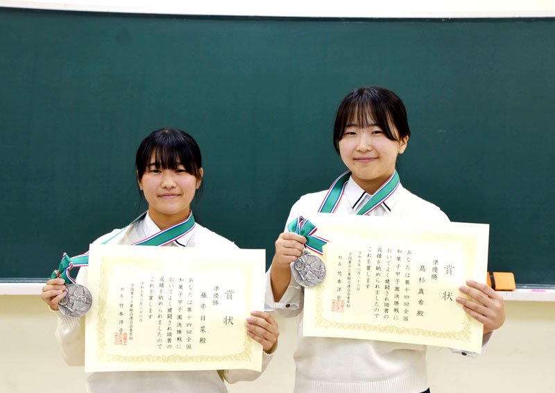 全国和菓子甲子園で準優勝に輝いた高杉さん（右）と藤平さん＝南房総市