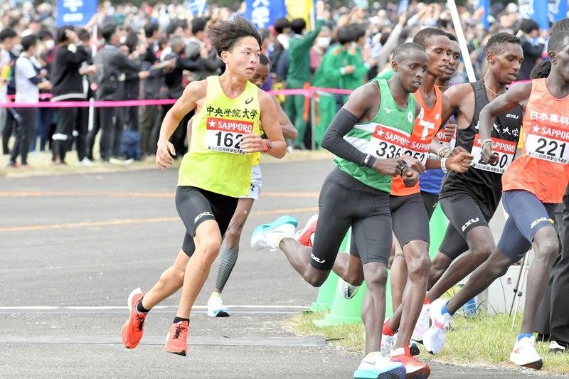 チームトップでゴールした中央学院大の吉田礼志＝１４日、東京都の陸上自衛隊立川駐屯地
