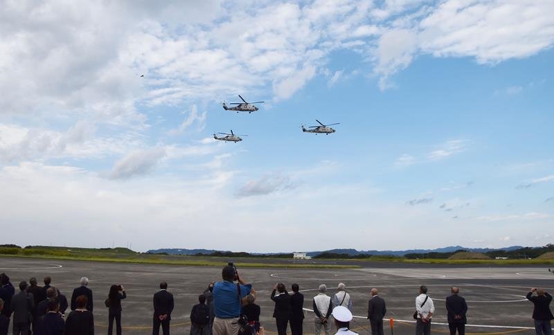 館山航空基地開隊７０周年を記念して祝賀飛行を行う海上自衛隊の哨戒ヘリコプター＝館山市
