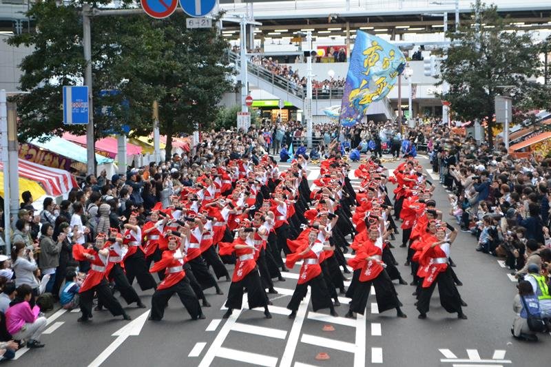 船橋駅前で行われた華やかなパレード＝１０月１５日、船橋市
