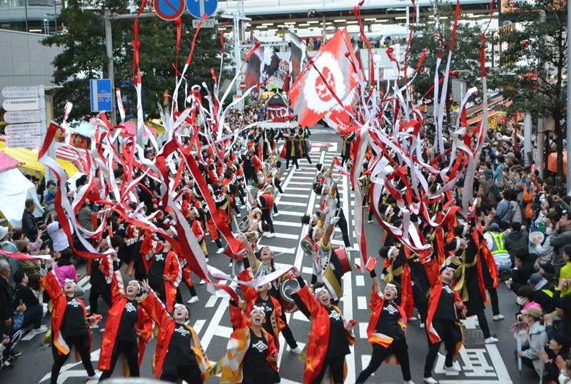 船橋駅前での華やかな演舞パレード＝１５日、船橋市
