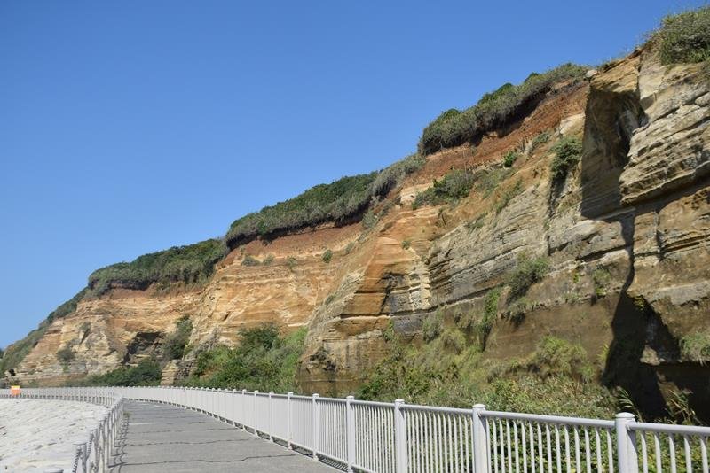 銚子マリーナ近くから整備されている屏風ケ浦の遊歩道。地層を間近で見上げられる＝銚子市
