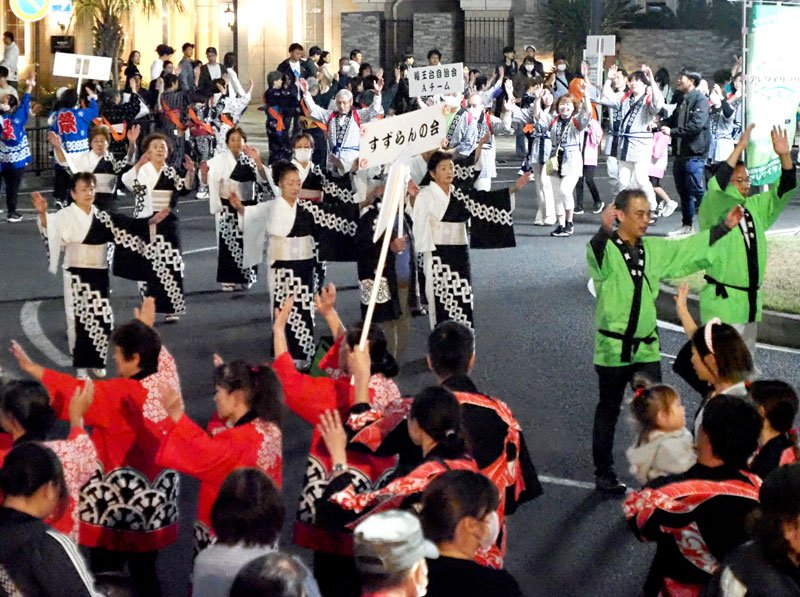新旧二つの袖ケ浦音頭が流れる中、踊り続ける市民＝１４日夜、袖ケ浦市