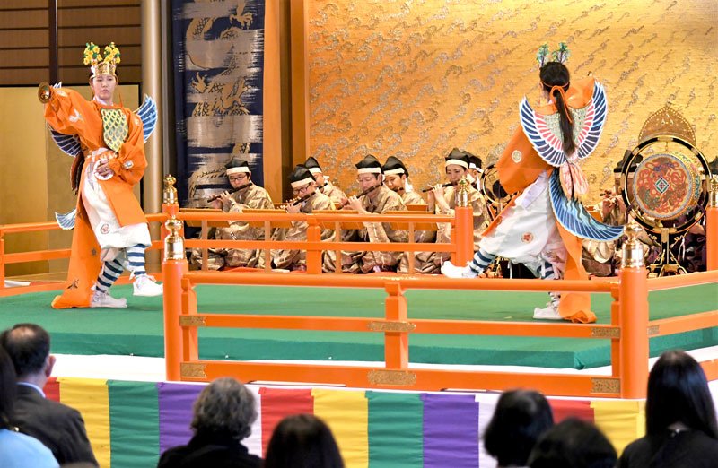 ４年ぶりの雅楽演奏会で、華やかに舞う演者ら＝１５日、成田市