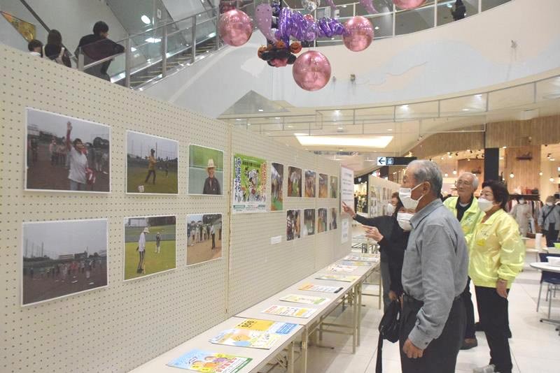 活動写真の展示などで老人クラブをＰＲしたイベント＝銚子市
