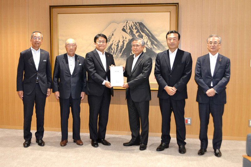 神谷市長（左から３人目）に要望書を手渡す佐久間会頭＝１７日、千葉市役所