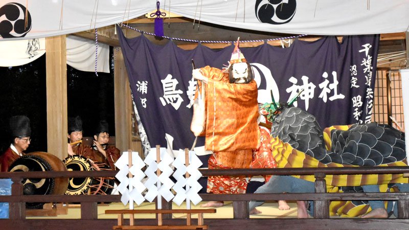 ４年ぶりに例大祭で奉納された「浦部の神楽」＝印西市の浦部鳥見神社