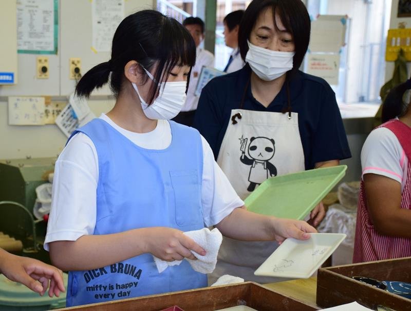 作業学習に参加する大多喜高校の生徒（左）＝一宮町の県立長生特別支援学校
