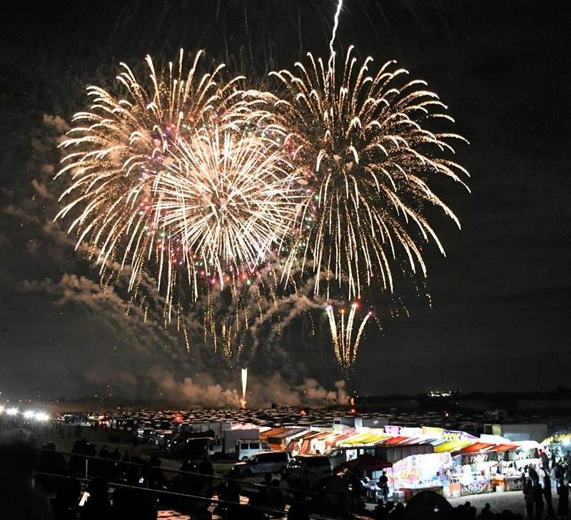 栄町の夜空を４年ぶりに彩った打ち上げ花火＝２１日夜
