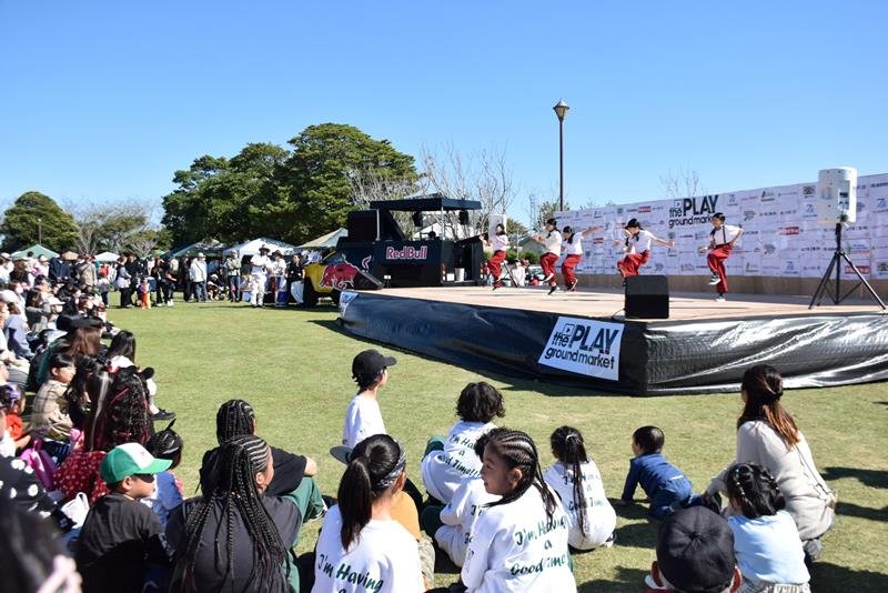 家族連れなどでにぎわう中で行われたダンスステージ＝２２日、旭市
