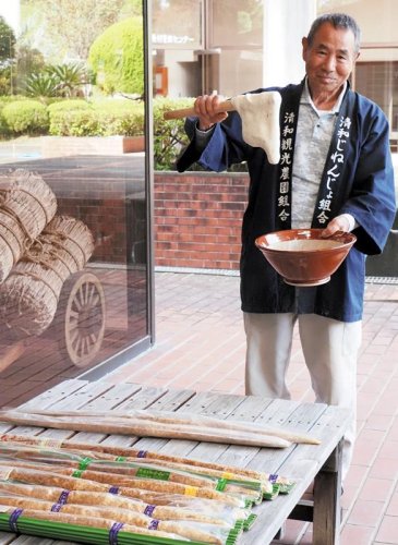 君津市清和地区で特産の自然薯（じねんじょ）の収穫シーズンが到来。「例年より小ぶりが多いが、味と粘りはいい」と、すった自然薯の粘りをアピールする生産組合長＝２４日、同市