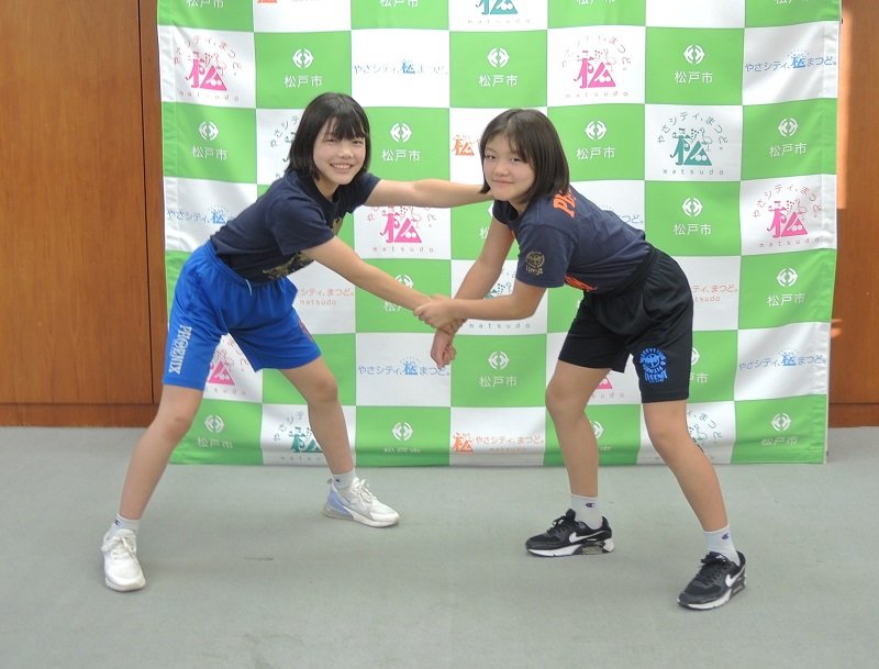 姉妹でレスリング日本一となった吉田埜愛さん（左）と玲衣さん＝松戸市役所
