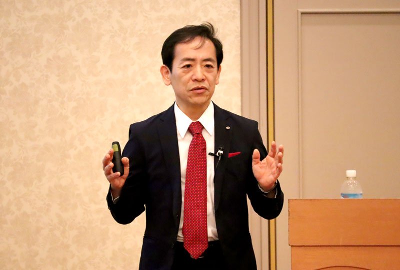 千葉政経懇話会１０月例会で講演する澁谷社長＝２６日午後、千葉市中央区のホテル