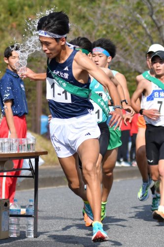 男子１区で区間賞に輝いた八千代松陰１区の小河原陽琉＝旭市内
