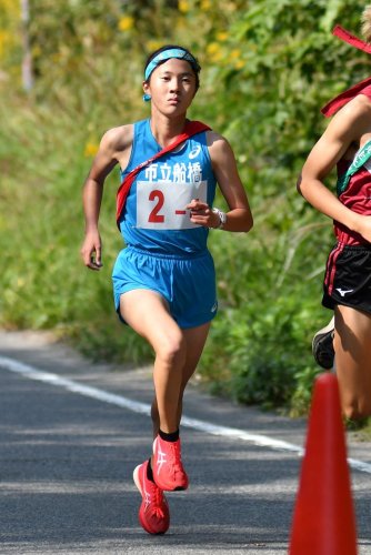 女子４区でトップに立った市船橋の横山桃花＝旭市内
