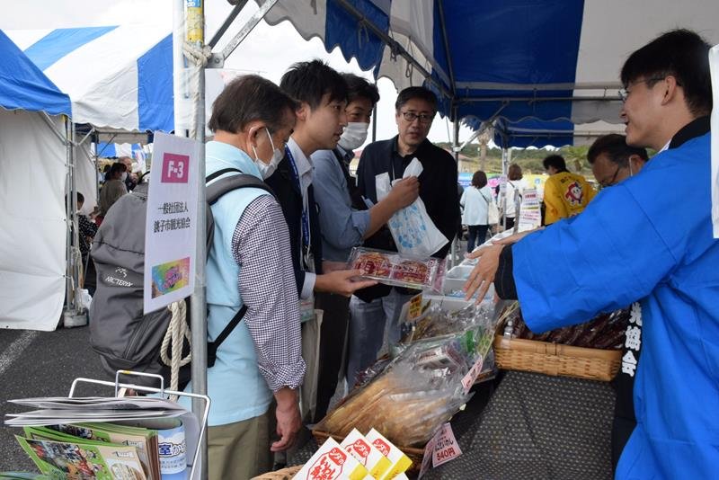 ぬれ煎餅や銚子漁港水揚げの魚の加工品をＰＲする銚子市観光協会のブース＝２８日、銚子市
