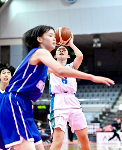 市船橋－昭和学院　第２クオーター、３点シュートを狙う市船橋の高橋（右）＝船橋アリーナ