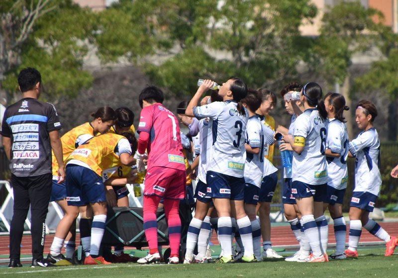なでしこリーグ１部の試合途中に設けられた給水タイムで、水分を補給する選手たち＝１日、鴨川市
