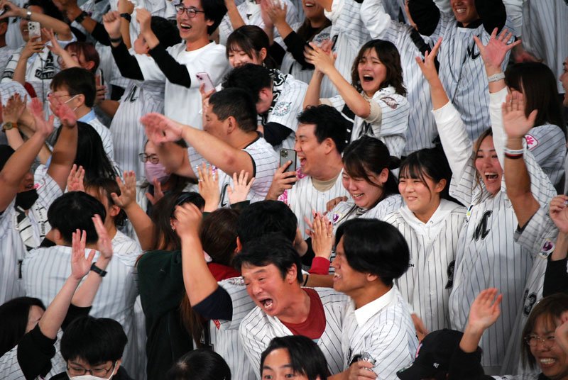 ファイナルステージ進出が決まりスタンドが沸いた＝１６日、千葉市美浜区のＺＯＺＯマリンスタジアム