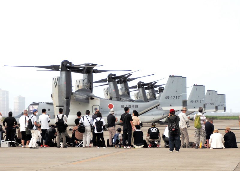 並んで駐機するオスプレイと来場者＝１日、木更津市
