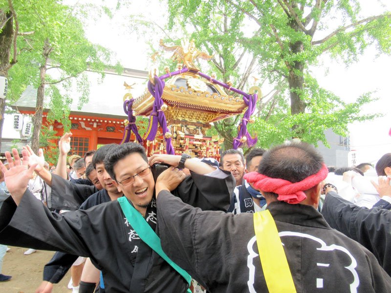 ６年ぶり大みこし渡御　市川・葛飾八幡宮で八幡祭　担ぎ手５００人、勇壮練り歩きに歓声