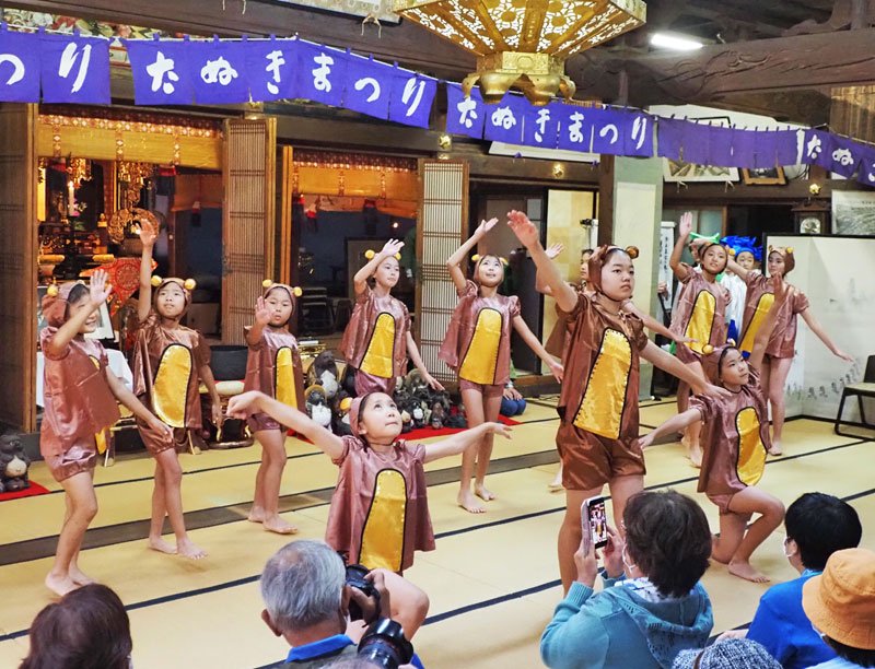 「証城寺の狸囃子」に合わせて踊る木更津第一小の児童＝２１日、木更津市