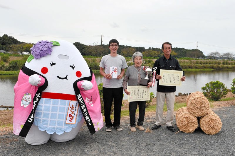 多古米グランプリで初めて総合優勝した立花さん（右から２人目）＝８日、多古町
