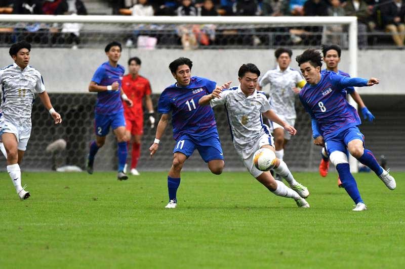 中盤でボールを奪い合う日体大柏の大和田（前列右から２人目）ら＝フクアリ
