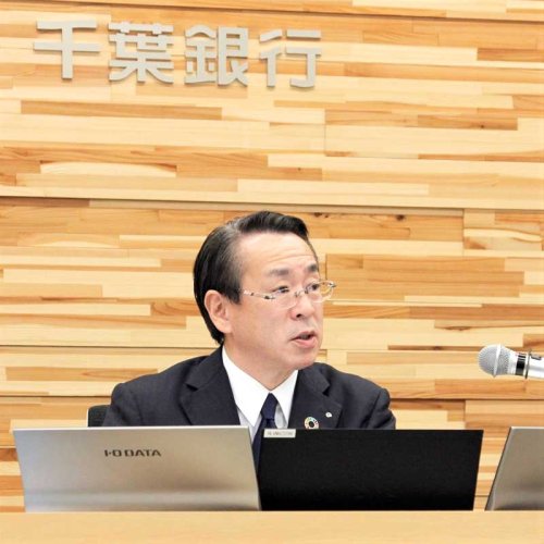 記者会見で質問に答える千葉銀行の米本頭取＝千葉市中央区