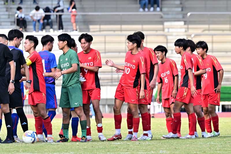 初の４強で大会を終えた拓大紅陵イレブン＝柏の葉