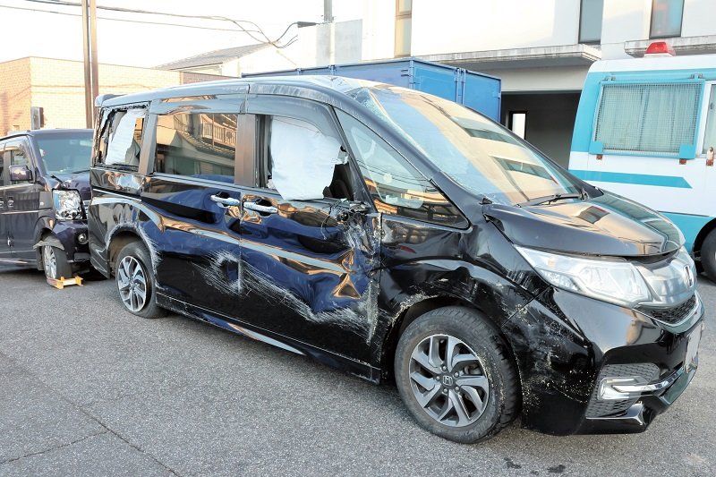 死亡した男児が乗っていた乗用車。奥は男性が運転していた軽乗用車＝１４日、東金署
